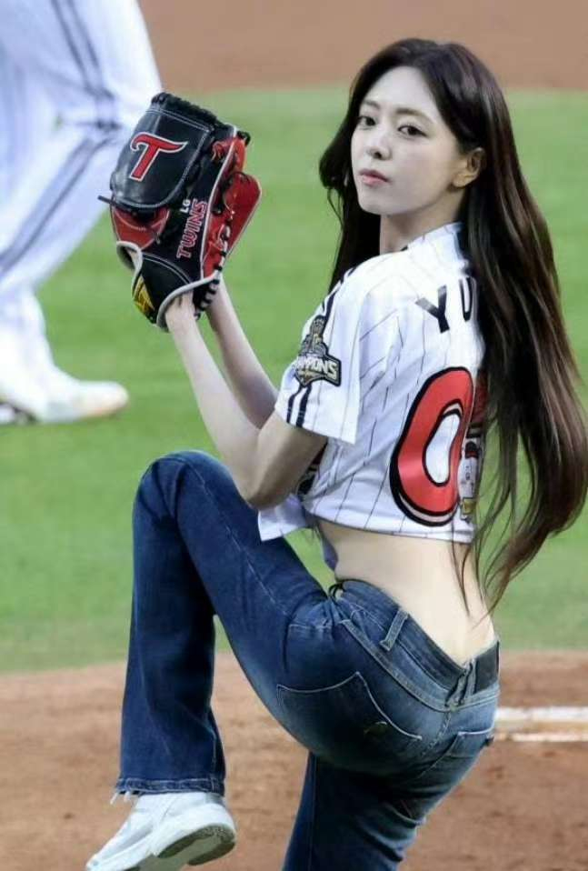 华体会官方入口-申有娜现身蚕室棒球场开球_新浪新闻